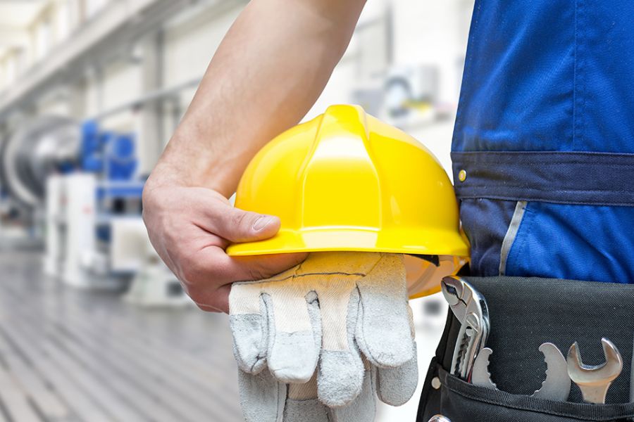 Foto: Gelber Arbeitshelm und Handschuhe