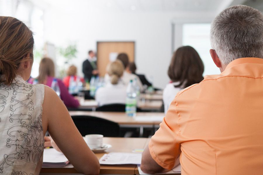 Foto: Ältere Personen im Klassenraum